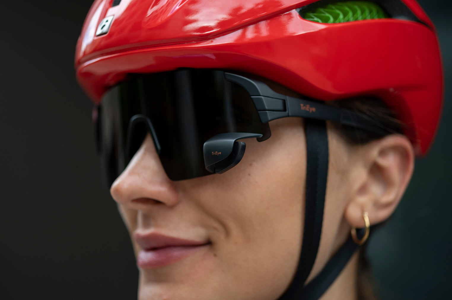 gafas trieye oscuras en una mujer