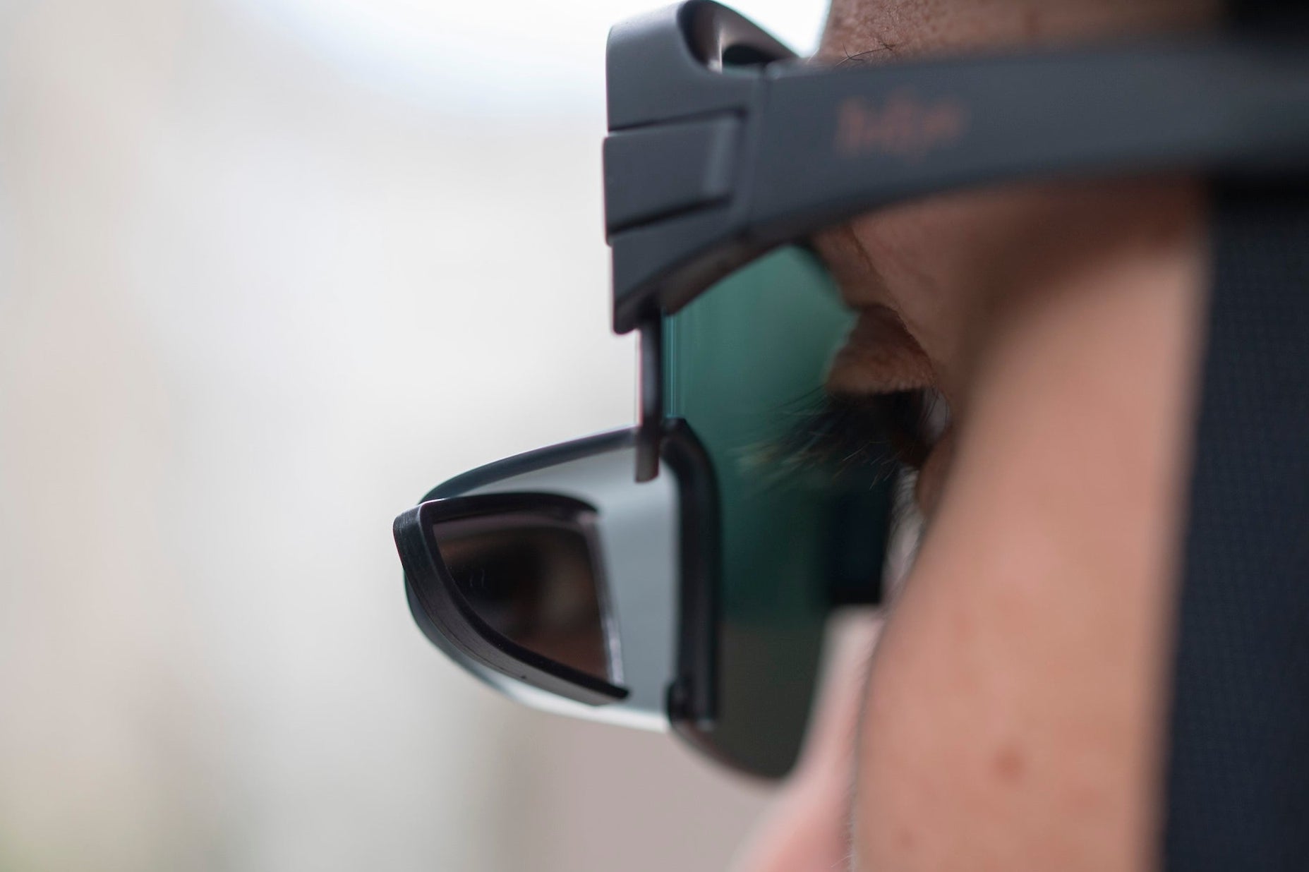 Specchio brevettato Trieye sugli occhiali da sole per vedere all'indietro