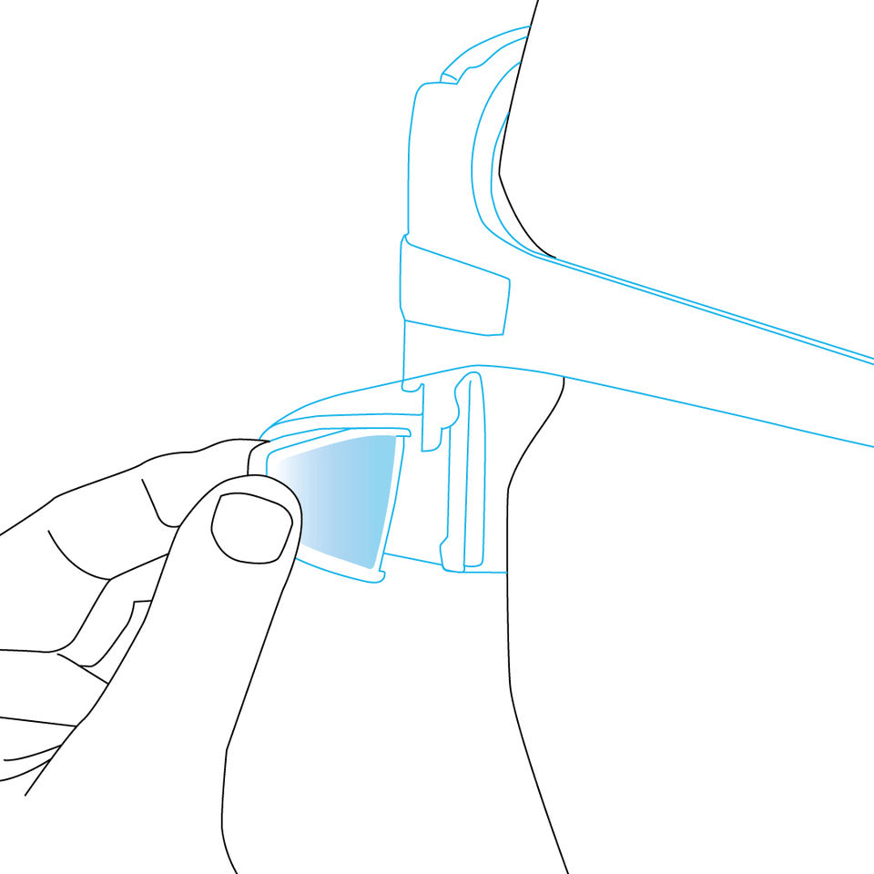 Une main est représentée en train d'ajuster ou de détacher la sangle latérale d'un dispositif monté sur la tête, tel que des lunettes ou un casque VR, en mettant en évidence le mécanisme de fermeture ou de boucle près de l'oreille.