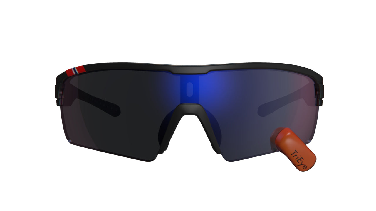Eleganti occhiali da sole sportivi neri con lenti colorate di blu, dotati di un piccolo dispositivo arancione con la scritta "TifEye" applicato alla lente destra.