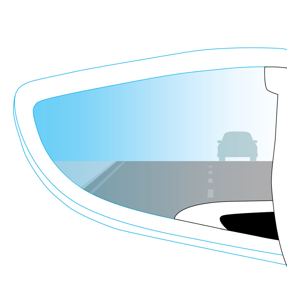 Zicht op een auto gezien in de zijspiegel van een ander voertuig, met een weg met heldere hemel en rijstrookmarkeringen, wat suggereert dat de voertuigen op een snelweg rijden.